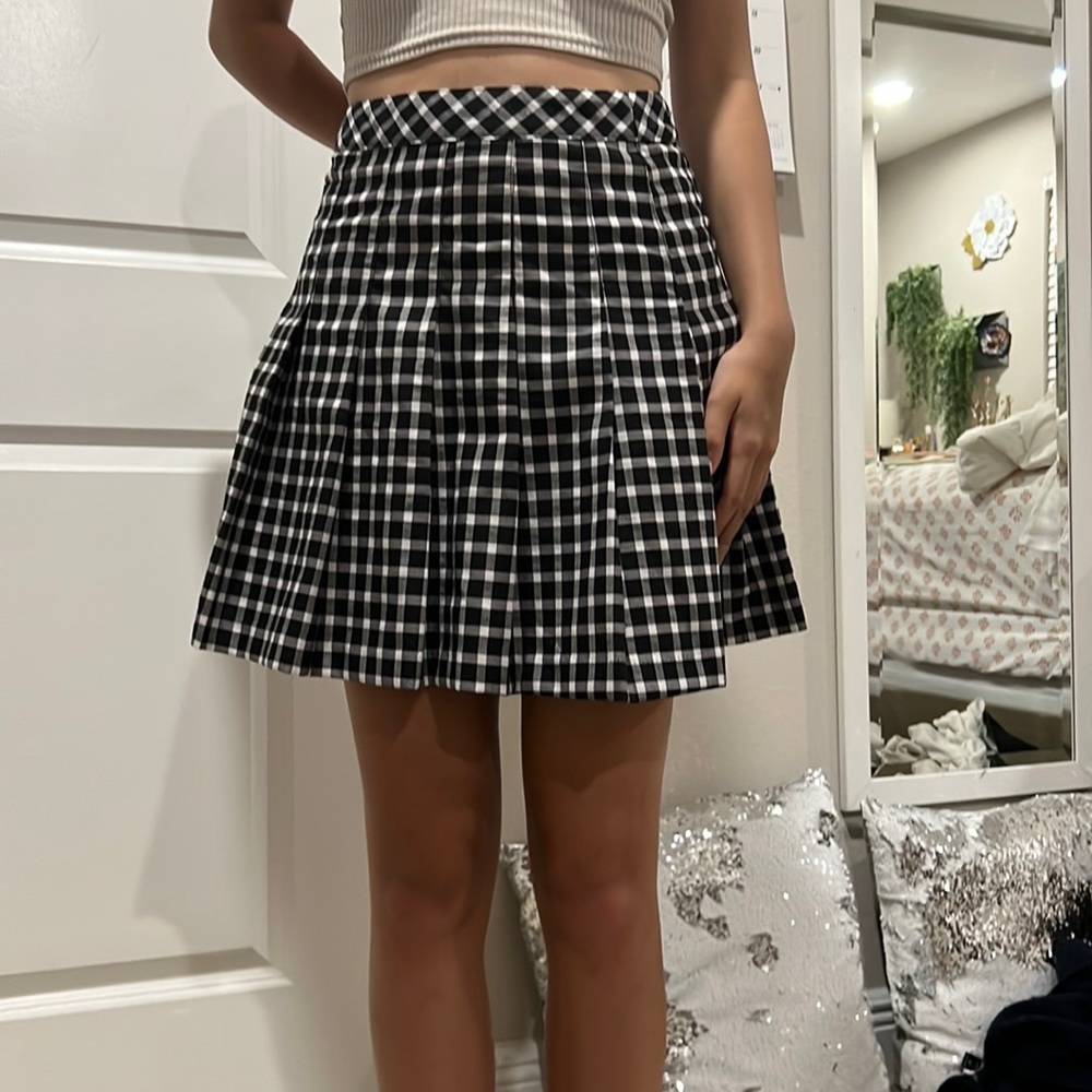 Plaid Black and white pleated skirt